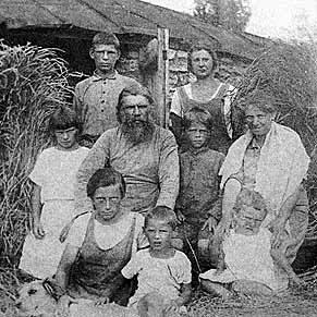 Семья священномучеников Тихон и Хионии Архангельских в Троекурово. Фото конца 1920-х гг.